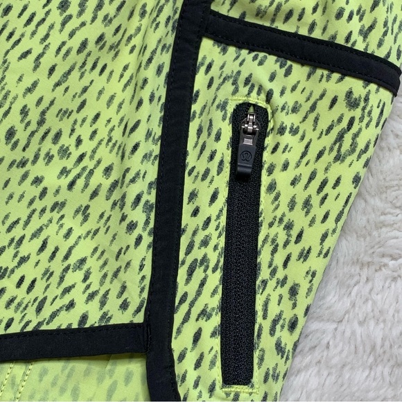 Lululemon Tracker Short III 4-way Stretch Dottie Dash Clarity Yellow Black Sz 6 - Picture 9 of 9